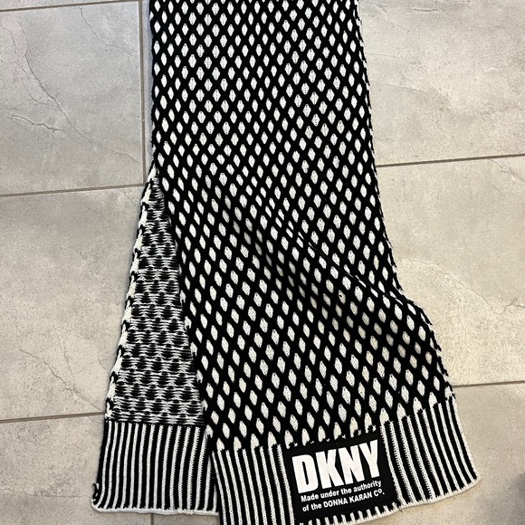 DKNY scark NWOT - Picture 1 of 2